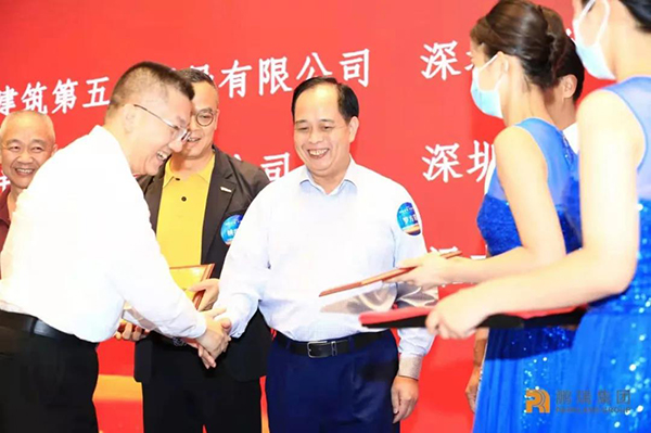 鵬瑞集團(tuán)執(zhí)行董事、總裁李維頒發(fā)“十年長期合作獎”.jpg 鵬瑞集團(tuán)執(zhí)行董事、總裁李維頒發(fā)“十年長期合作獎”.jpg